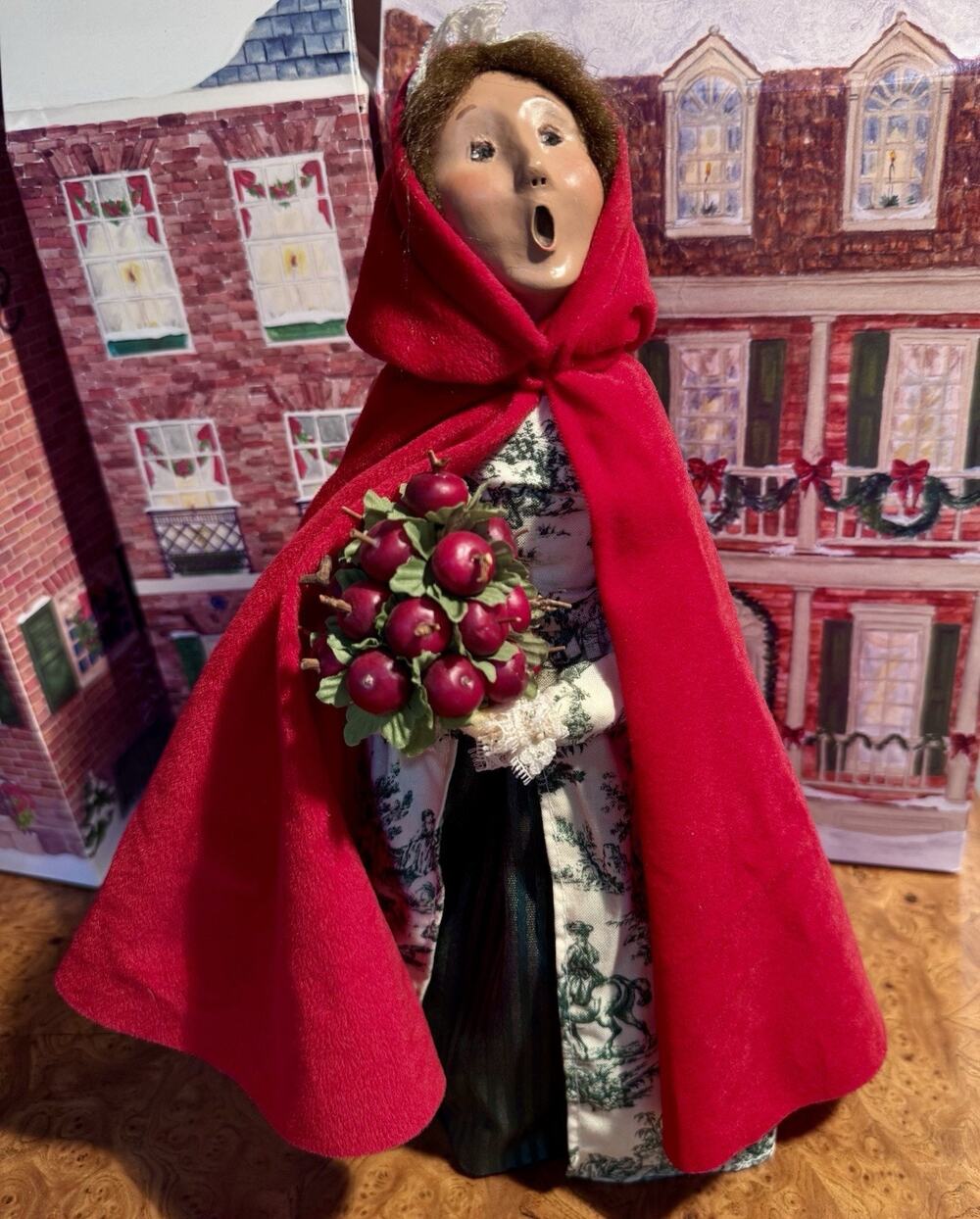 Byers Choice 2007 Williamsburg Christmas Woman W/ Apple Cone Bouquet Figurine13"